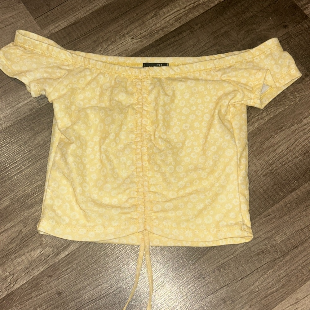 Rue 21 off the shoulder yellow daisy shirt